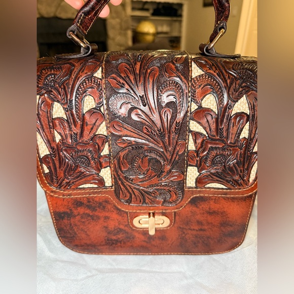 Hand tooled leather crossbody purse - Picture 6 of 10